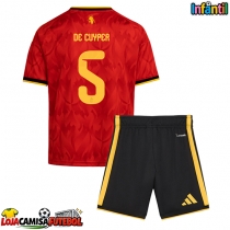 Camisa de Futebol Bélgica Maxim De Cuyper #5 Equipamento Principal Infantil Mundo 2026 Manga Curta (+ Calças curtas)